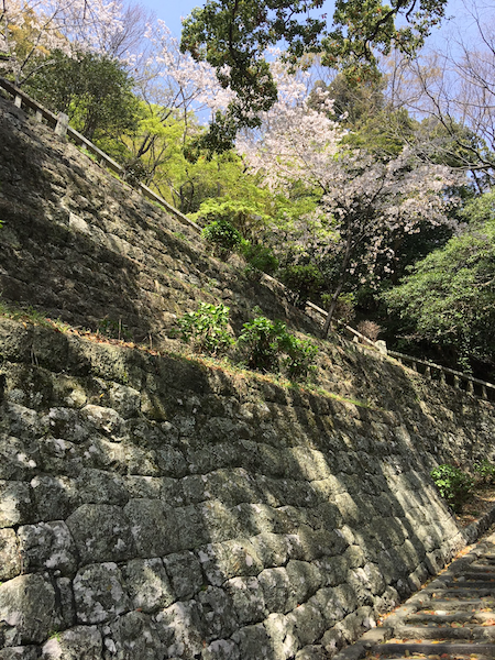 久能山東照宮へ続く階段横の石垣